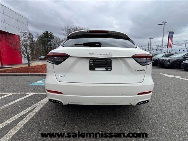 2024 Maserati Levante - Image 17 of 20