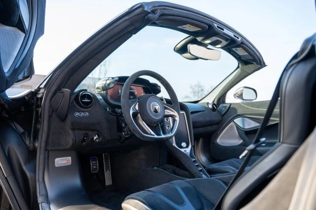 2024 McLaren 750S Spider - Image 2 of 21