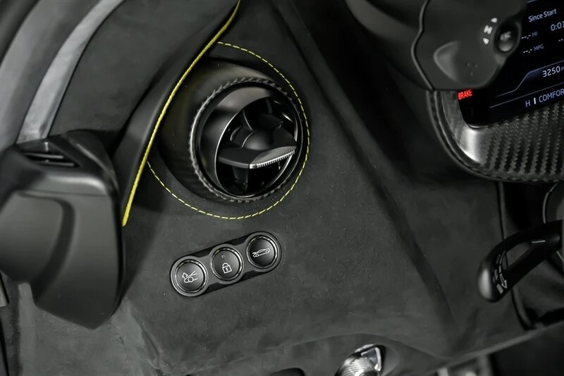 2024 McLaren 750S Spider - Image 27 of 31