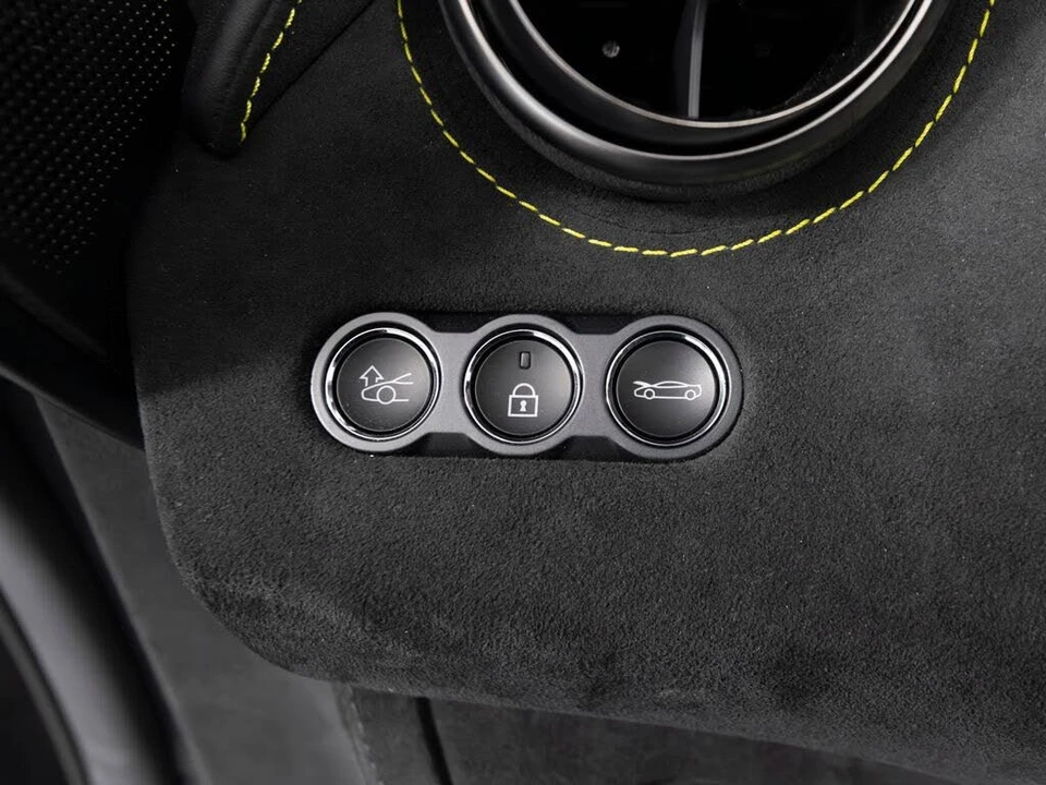 2024 McLaren 750S Spider - Image 28 of 31