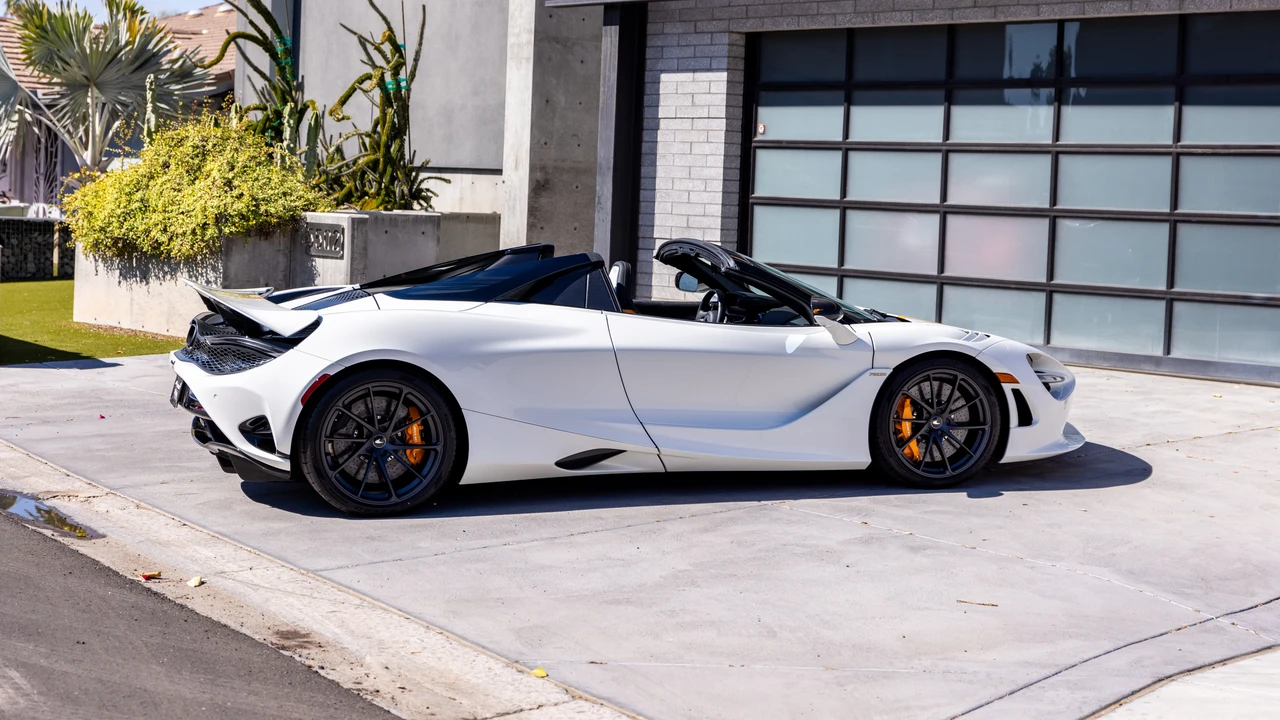 2024 McLaren 750S Spider - Image 12 of 31