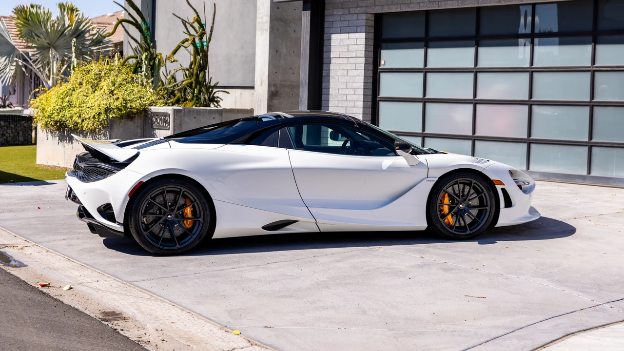 2024 McLaren 750S Spider - Image 5 of 31