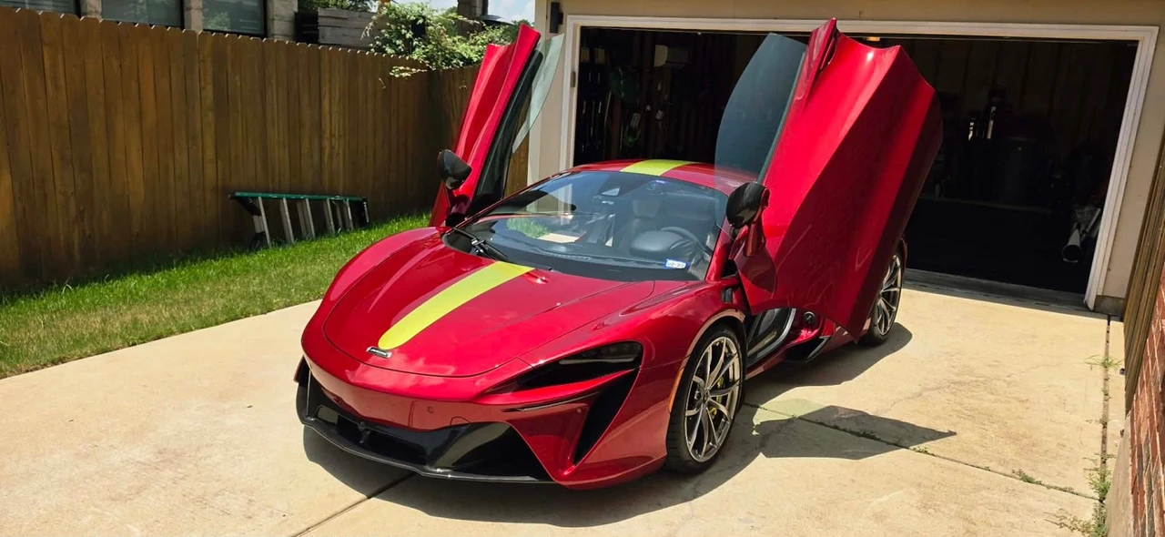 2024 McLaren Artura - Image 2 of 31