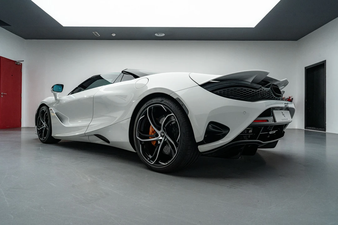 2024 McLaren 750S Spider - Image 7 of 31