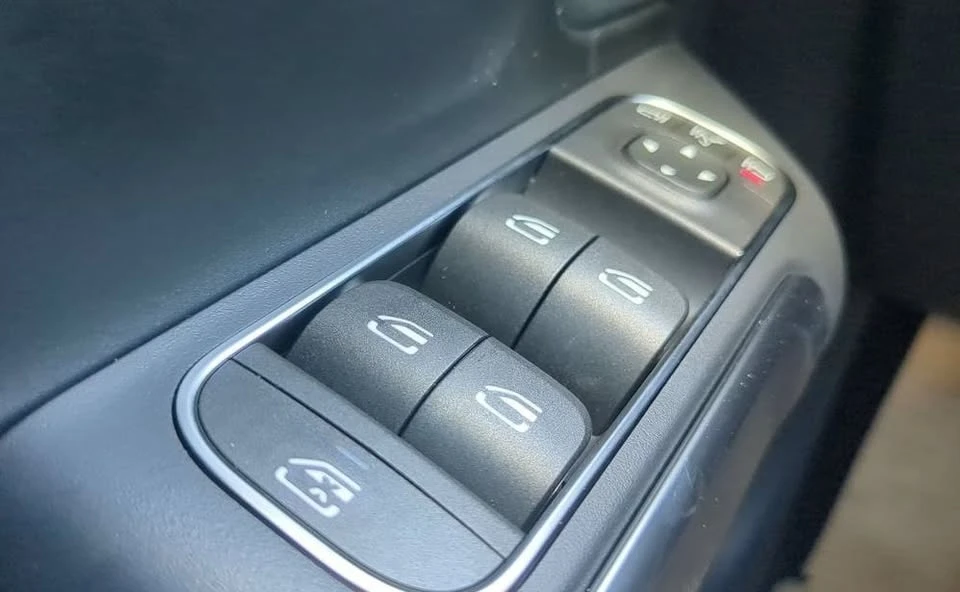 2024 Mercedes-Benz EQB - Image 10 of 20