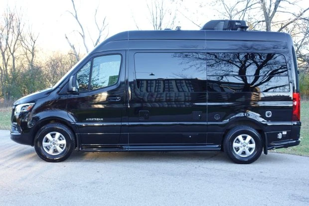 2024 Airstream - Image 3 of 9