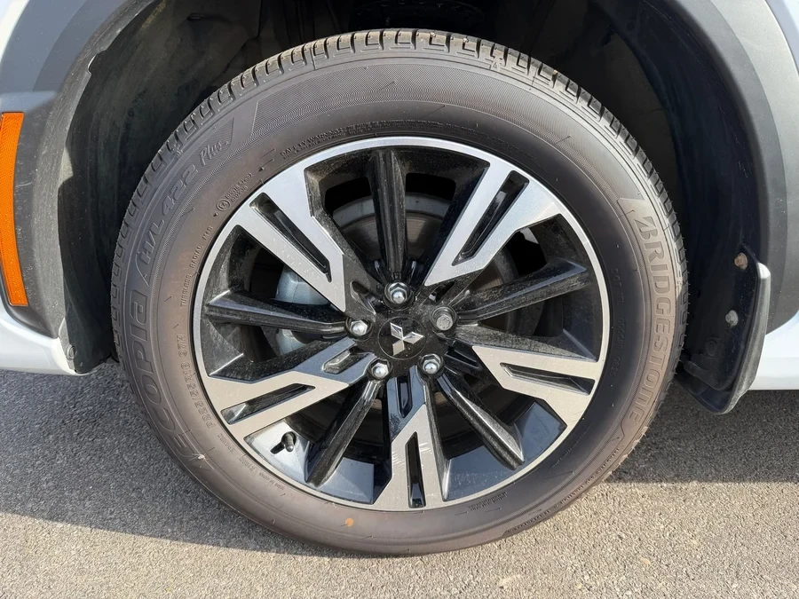 2024 Mitsubishi Eclipse Cross - Image 2 of 20