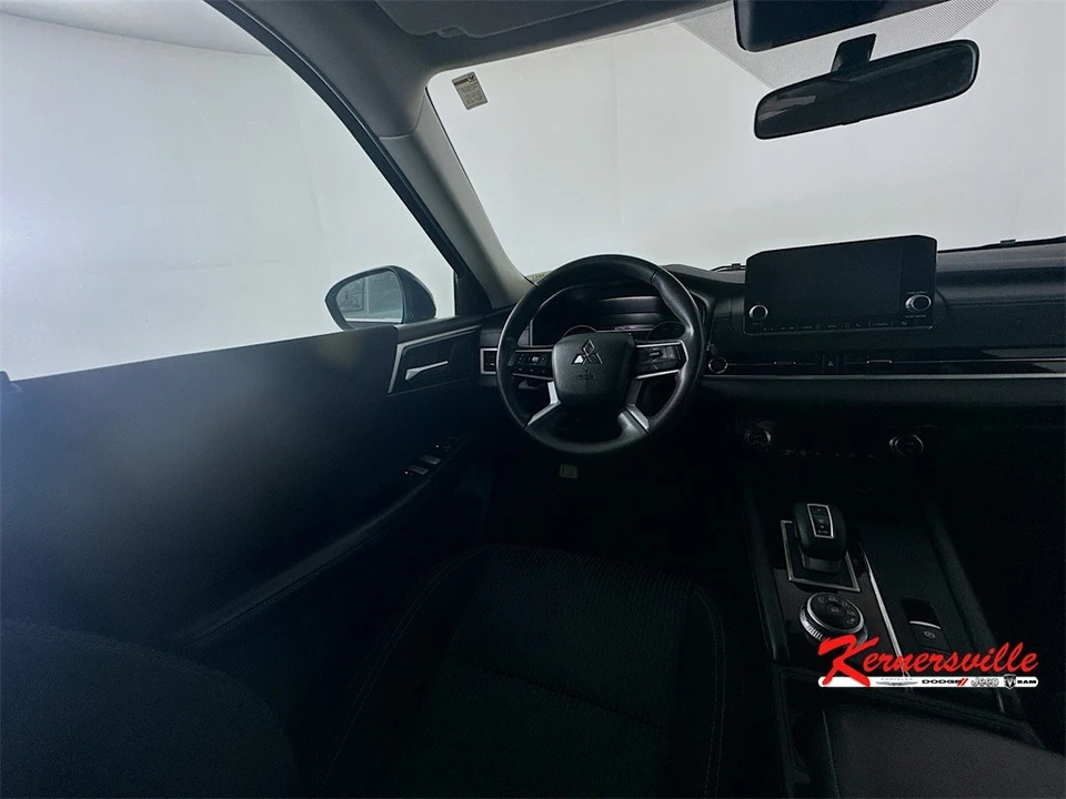 2024 Mitsubishi Outlander - Image 9 of 12