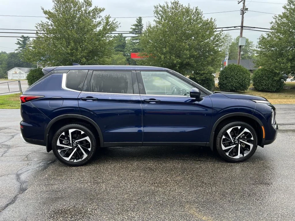 2024 Mitsubishi Outlander - Image 2 of 12