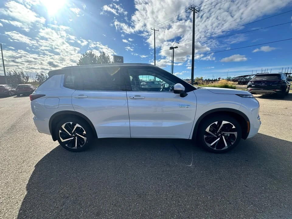 2024 Mitsubishi Outlander - Image 2 of 9