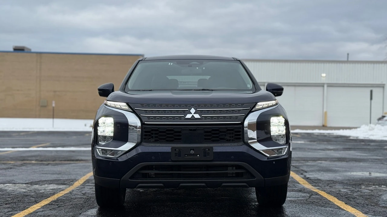 2024 Mitsubishi Outlander - Image 2 of 21