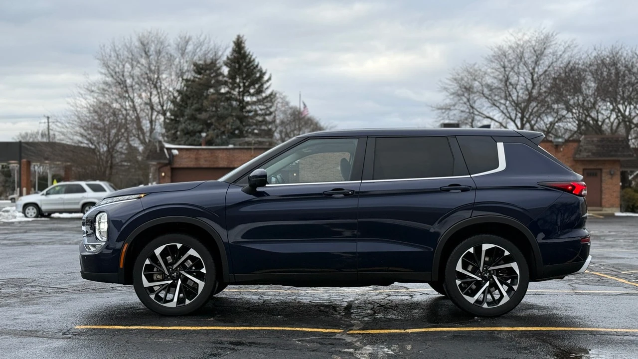 2024 Mitsubishi Outlander - Image 4 of 21