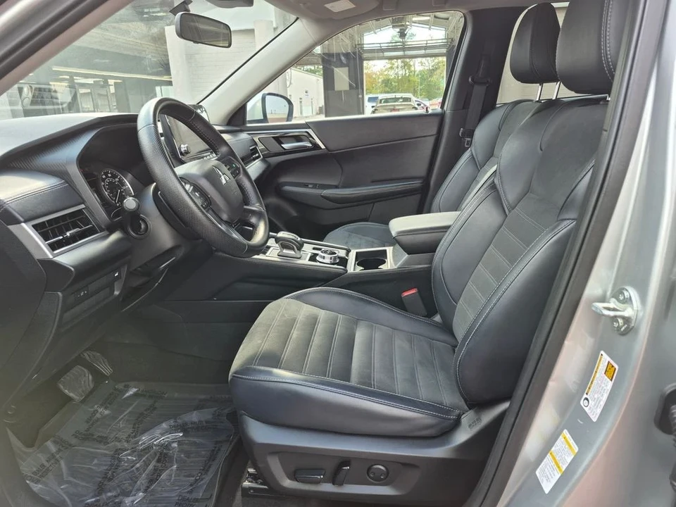 2024 Mitsubishi Outlander - Image 2 of 12