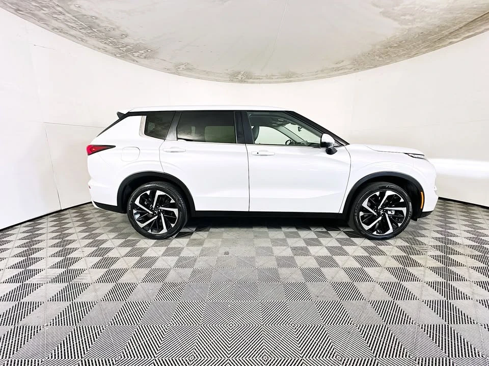 2024 Mitsubishi Outlander - Image 2 of 19