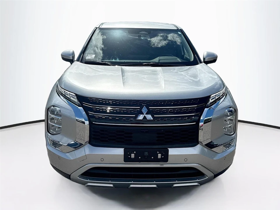 2024 Mitsubishi Outlander - Image 2 of 21