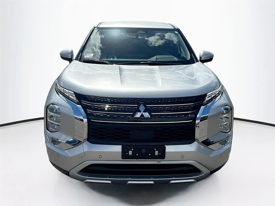 2024 Mitsubishi Outlander - Image 2 of 21