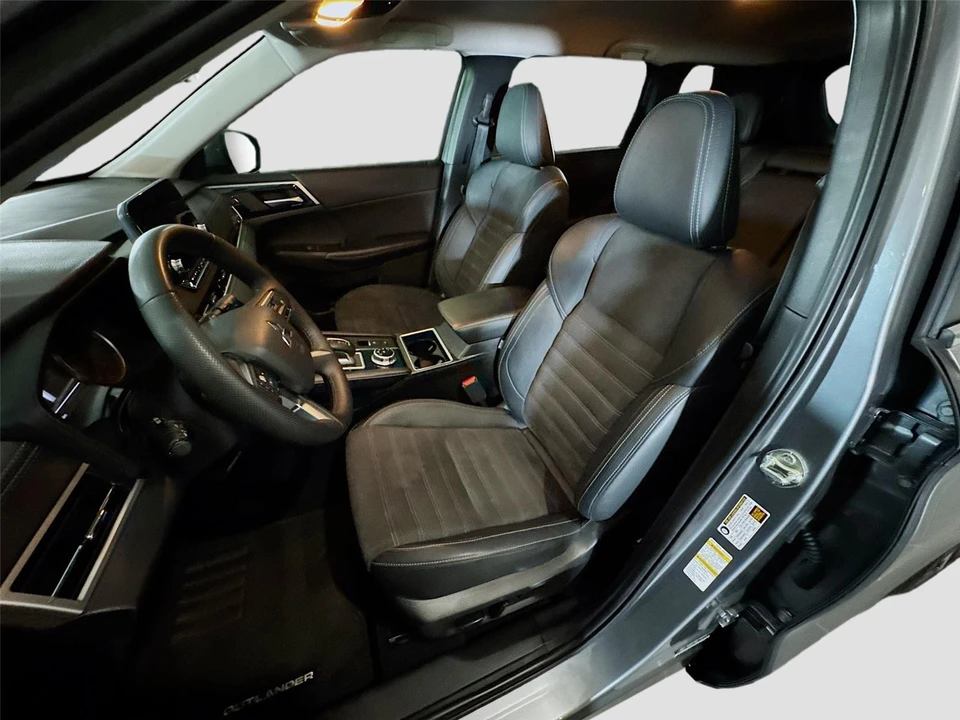 2024 Mitsubishi Outlander - Image 2 of 31