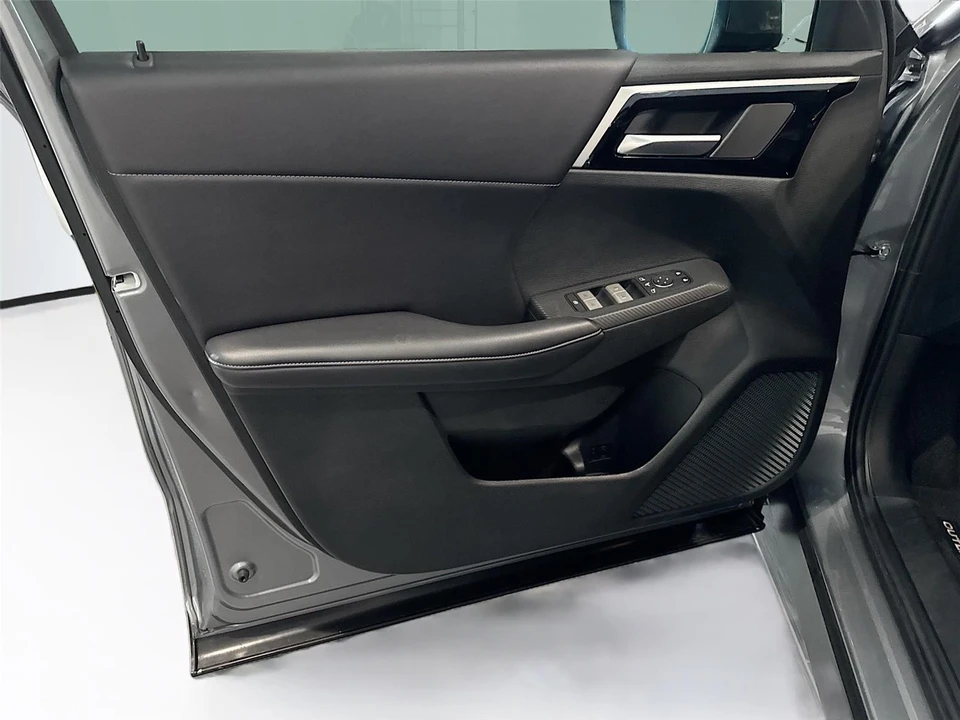 2024 Mitsubishi Outlander - Image 9 of 16