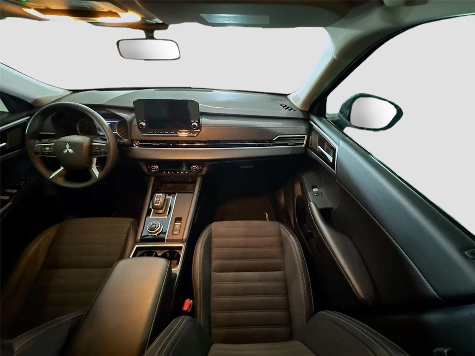 2024 Mitsubishi Outlander - Image 24 of 31