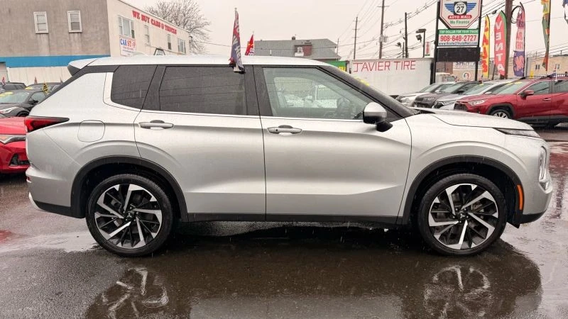 2024 Mitsubishi Outlander - Image 10 of 12