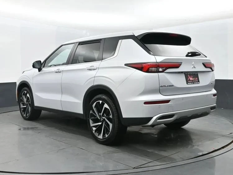 2024 Mitsubishi Outlander - Image 9 of 12
