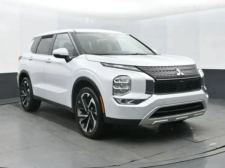 2024 Mitsubishi Outlander - Image 2 of 12