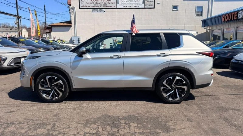 2024 Mitsubishi Outlander - Image 10 of 12