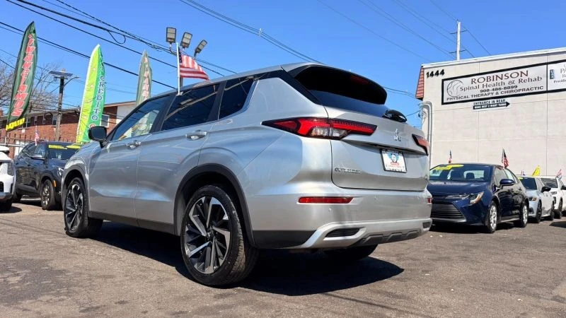 2024 Mitsubishi Outlander - Image 8 of 12
