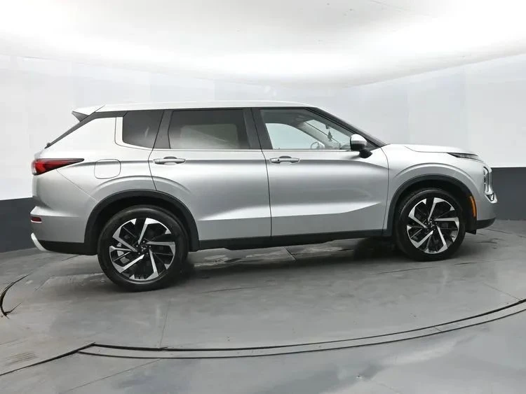 2024 Mitsubishi Outlander - Image 4 of 12