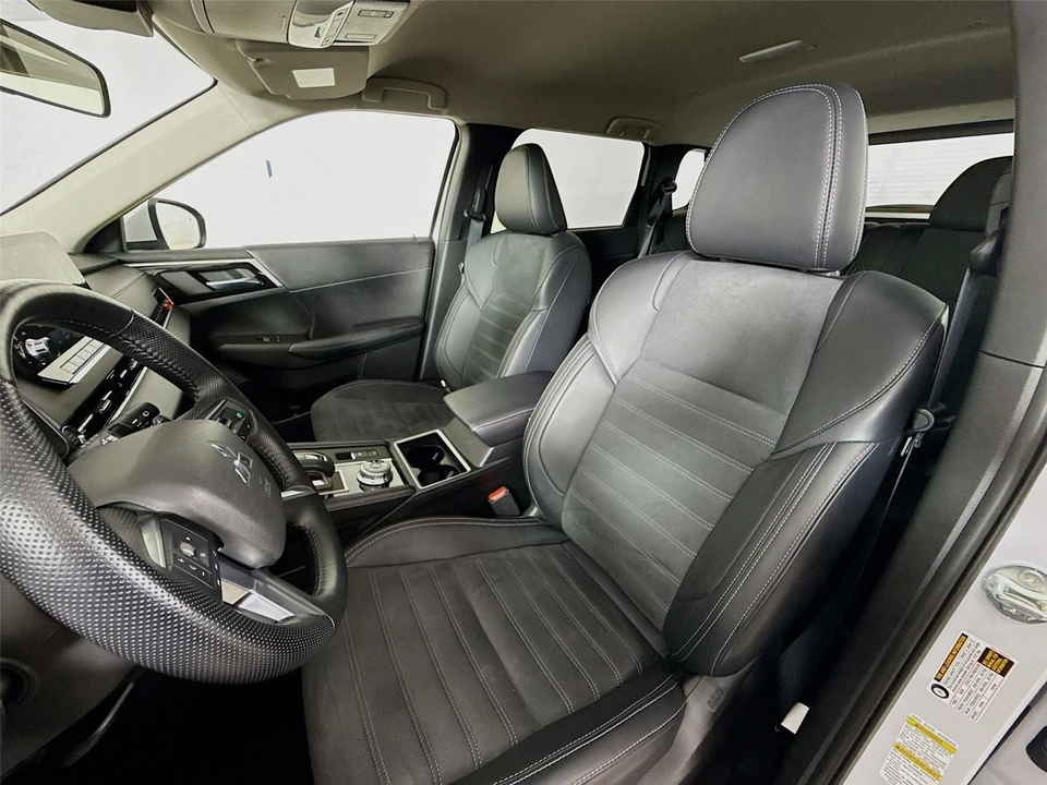 2024 Mitsubishi Outlander - Image 2 of 21