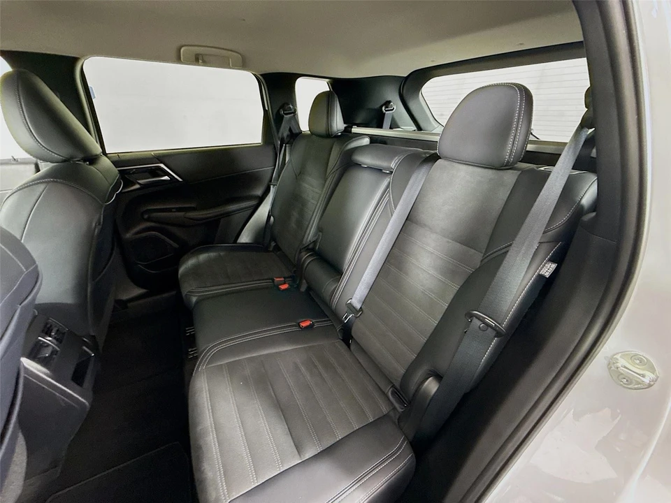 2024 Mitsubishi Outlander - Image 18 of 21