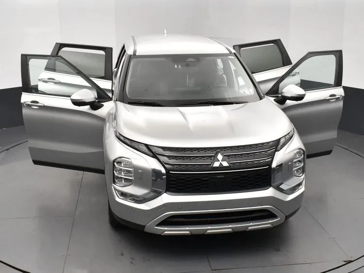 2024 Mitsubishi Outlander - Image 10 of 12
