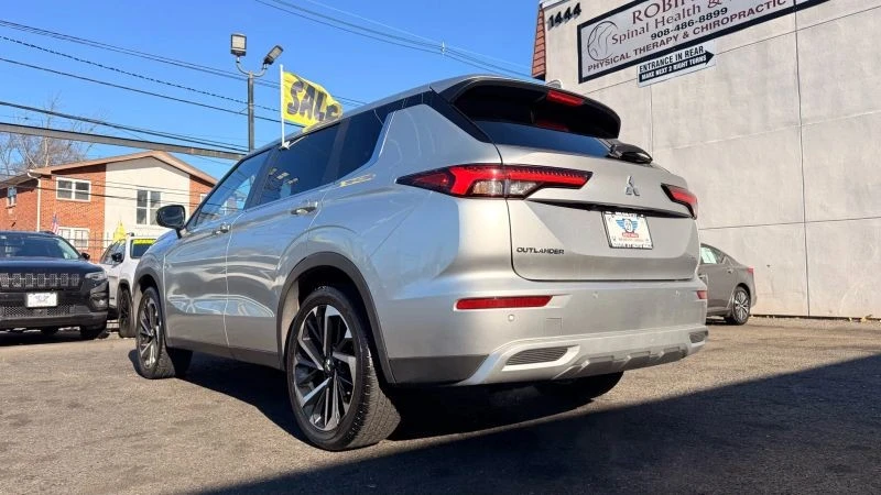 2024 Mitsubishi Outlander - Image 10 of 12
