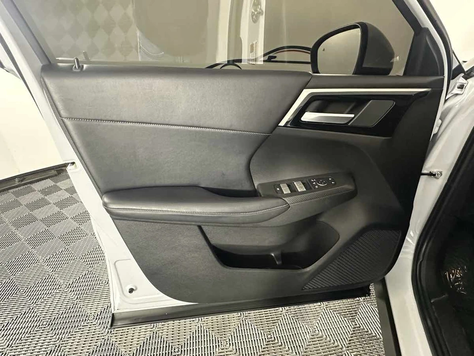 2024 Mitsubishi Outlander - Image 16 of 21