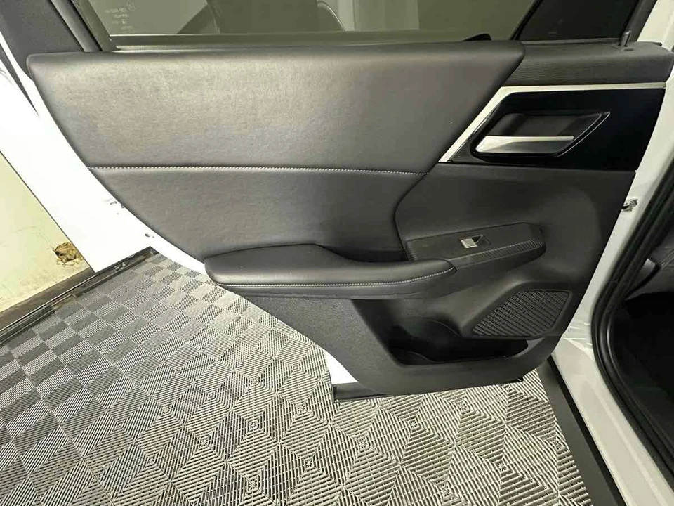 2024 Mitsubishi Outlander - Image 18 of 21