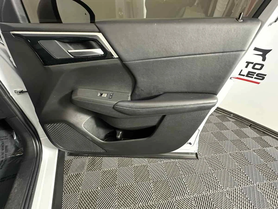2024 Mitsubishi Outlander - Image 17 of 21