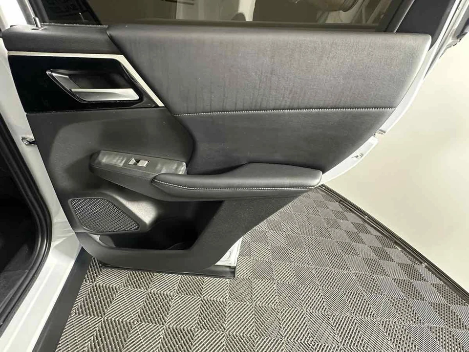 2024 Mitsubishi Outlander - Image 19 of 21