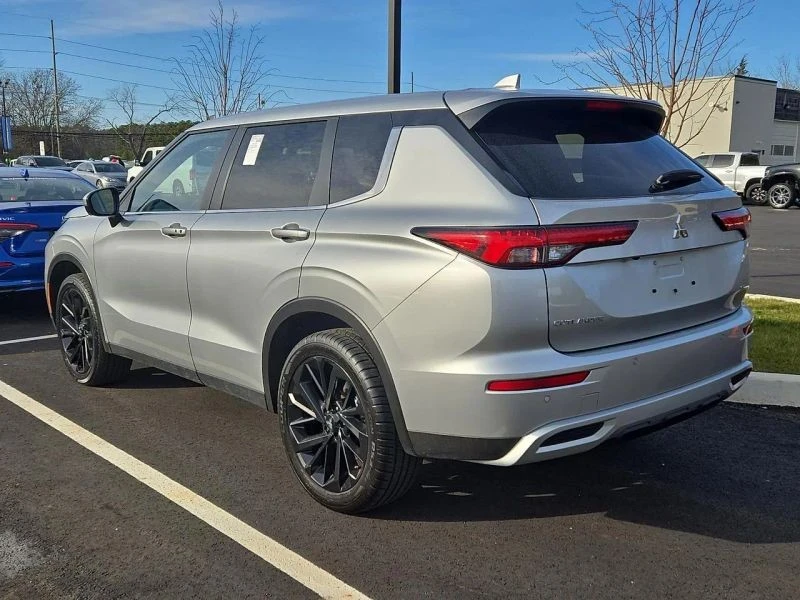 2024 Mitsubishi Outlander - Image 3 of 4