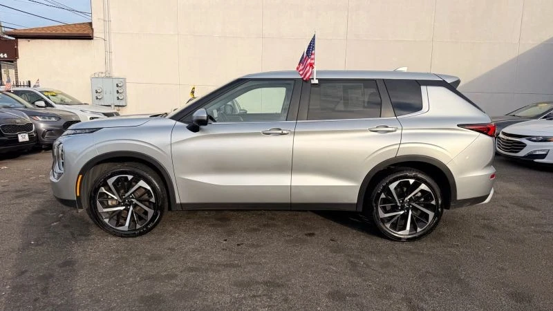 2024 Mitsubishi Outlander - Image 10 of 12
