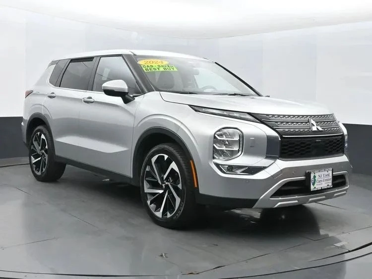 2024 Mitsubishi Outlander - Image 2 of 12