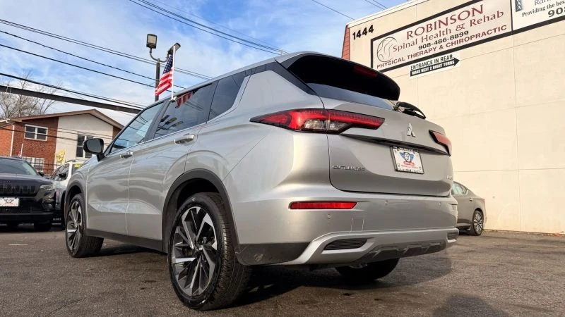 2024 Mitsubishi Outlander - Image 8 of 12