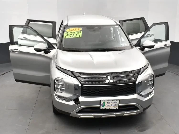 2024 Mitsubishi Outlander - Image 10 of 12