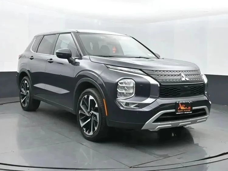 2024 Mitsubishi Outlander - Image 2 of 12