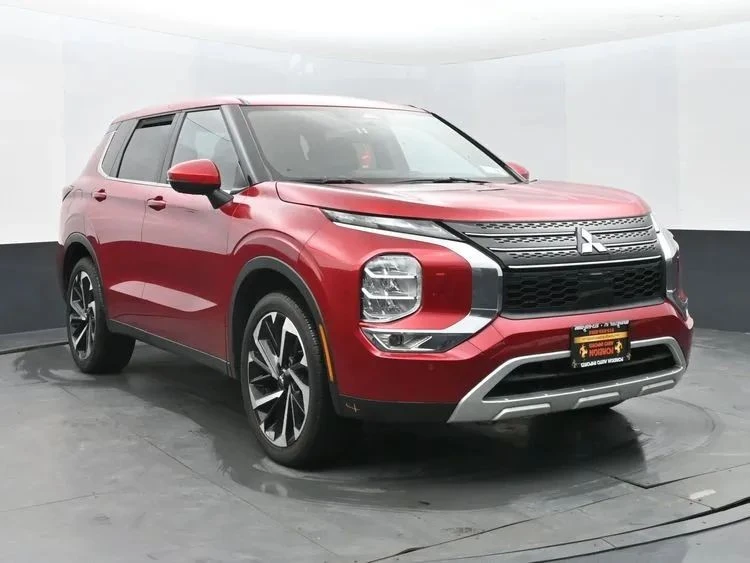 2024 Mitsubishi Outlander - Image 2 of 12
