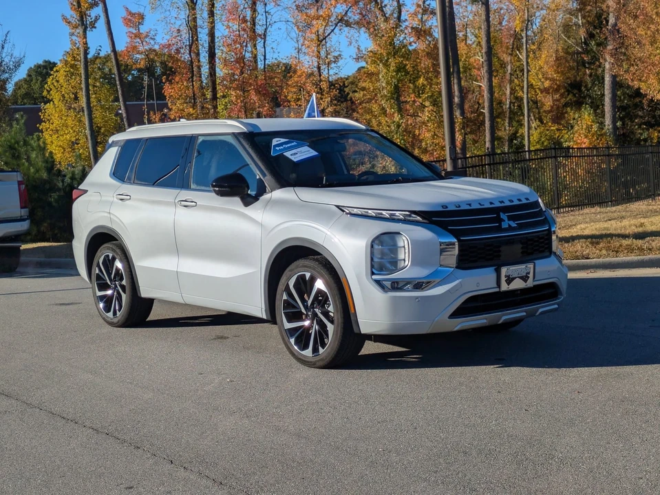 2024 Mitsubishi Outlander - Image 2 of 12