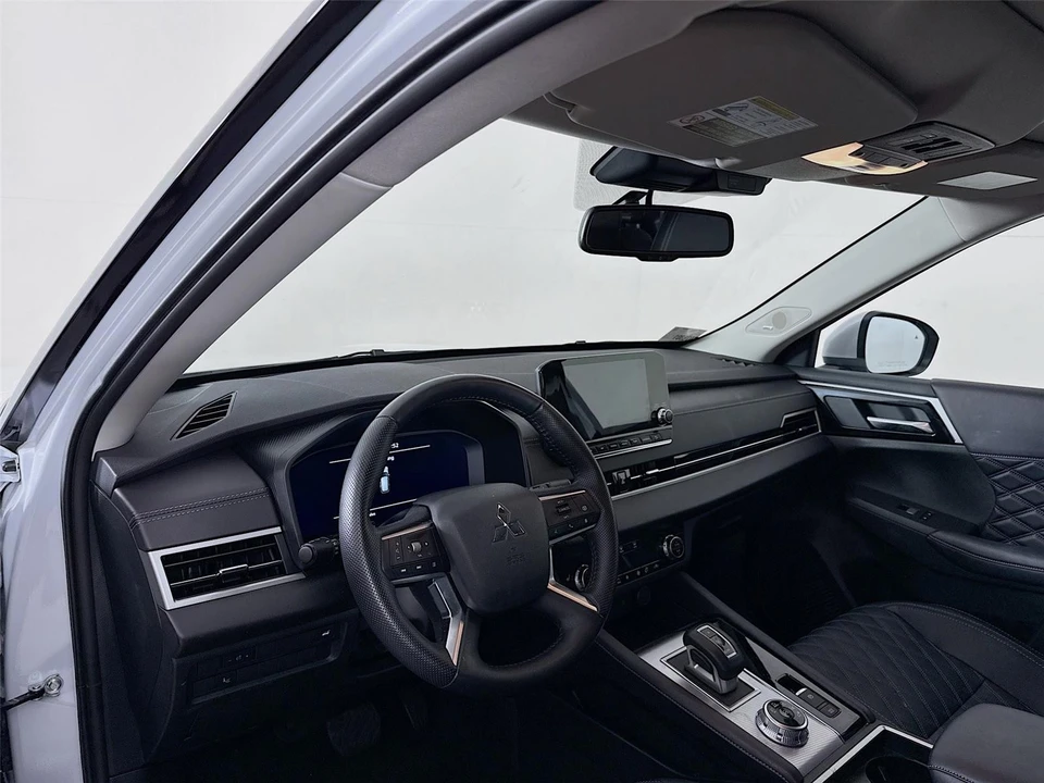 2024 Mitsubishi Outlander - Image 9 of 16