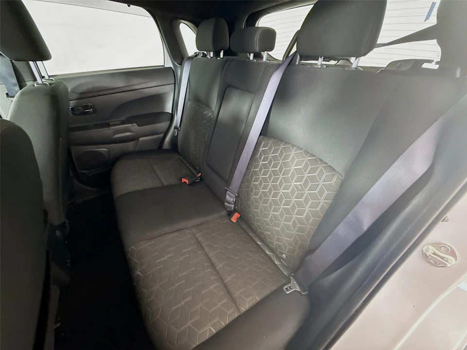 2024 Mitsubishi Outlander - Image 15 of 21
