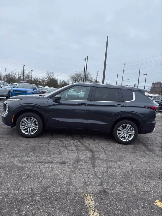 2024 Mitsubishi Outlander - Image 2 of 10