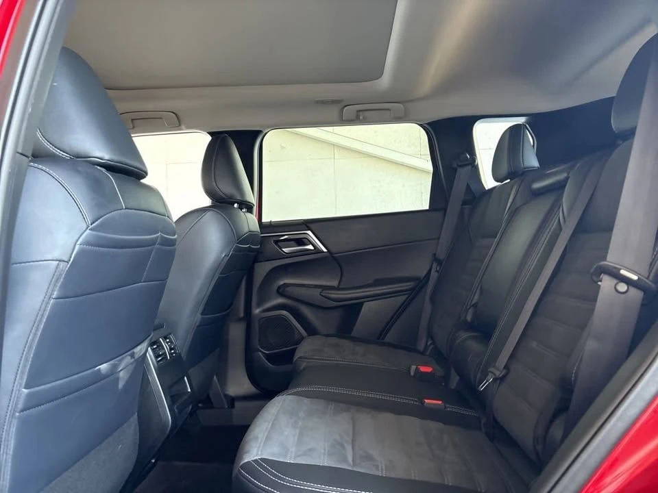 2024 Mitsubishi Outlander - Image 15 of 18