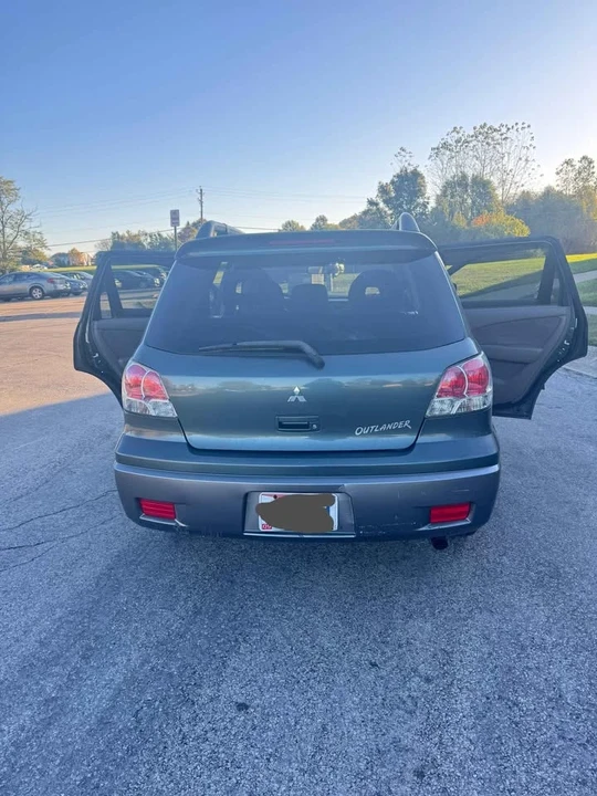 2004 Mitsubishi Outlander - Image 2 of 3
